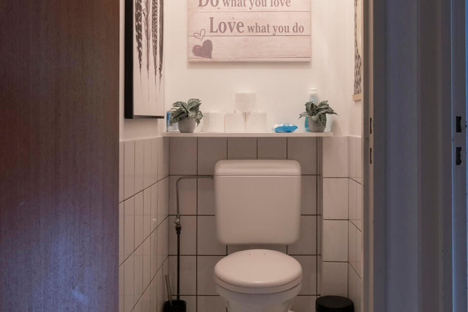 Dit appartement is gelegen op de derde verdieping zonder lift.

Indeling: inkomhal; vestiairekast; apart toilet; ingerichte badkamer; 2 slaapkamers waarvan 1 toegang geeft naar het achterliggend terras; woonkamer; deels ge&iuml;nstalleerde keuken met berging.