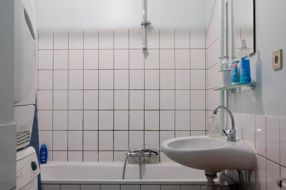 Dit appartement is gelegen op de derde verdieping zonder lift.

Indeling: inkomhal; vestiairekast; apart toilet; ingerichte badkamer; 2 slaapkamers waarvan 1 toegang geeft naar het achterliggend terras; woonkamer; deels ge&iuml;nstalleerde keuken met berging.