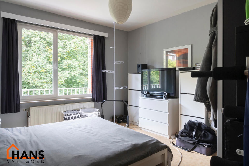 Dit appartement is gelegen op de derde verdieping zonder lift.

Indeling: inkomhal; vestiairekast; apart toilet; ingerichte badkamer; 2 slaapkamers waarvan 1 toegang geeft naar het achterliggend terras; woonkamer; deels ge&iuml;nstalleerde keuken met berging.