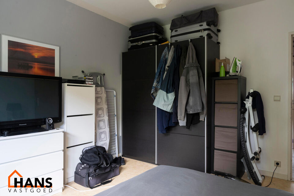 Dit appartement is gelegen op de derde verdieping zonder lift.

Indeling: inkomhal; vestiairekast; apart toilet; ingerichte badkamer; 2 slaapkamers waarvan 1 toegang geeft naar het achterliggend terras; woonkamer; deels ge&iuml;nstalleerde keuken met berging.