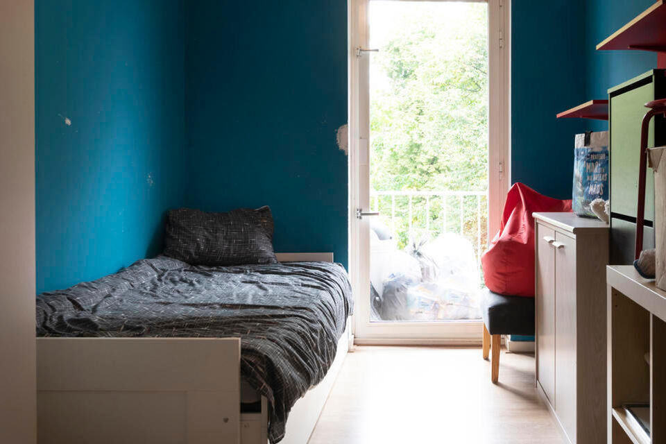 Dit appartement is gelegen op de derde verdieping zonder lift.

Indeling: inkomhal; vestiairekast; apart toilet; ingerichte badkamer; 2 slaapkamers waarvan 1 toegang geeft naar het achterliggend terras; woonkamer; deels ge&iuml;nstalleerde keuken met berging.