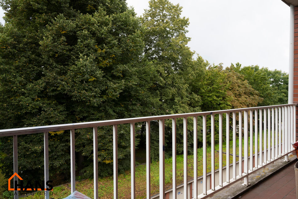 Dit appartement is gelegen op de derde verdieping zonder lift.

Indeling: inkomhal; vestiairekast; apart toilet; ingerichte badkamer; 2 slaapkamers waarvan 1 toegang geeft naar het achterliggend terras; woonkamer; deels ge&iuml;nstalleerde keuken met berging.