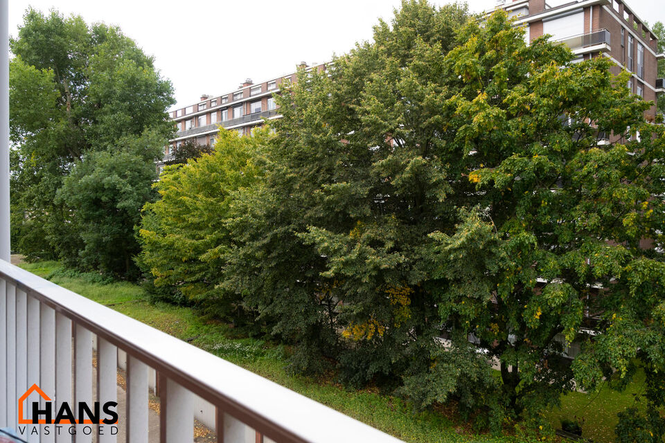 Dit appartement is gelegen op de derde verdieping zonder lift.

Indeling: inkomhal; vestiairekast; apart toilet; ingerichte badkamer; 2 slaapkamers waarvan 1 toegang geeft naar het achterliggend terras; woonkamer; deels ge&iuml;nstalleerde keuken met berging.