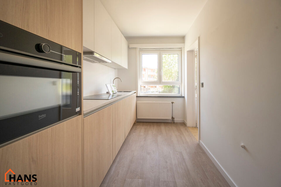 Inkomhal; apart toilet; leefruimte; keuken met kasten, kookplaat, dampkap, spoelbak, oven, koelkast/diepvries; berging; badkamer met douche in ligbad, wastafel in meubel en spiegelkast; 2 slaapkamers waarvan de kleinste toegang verschaft naar het achterli