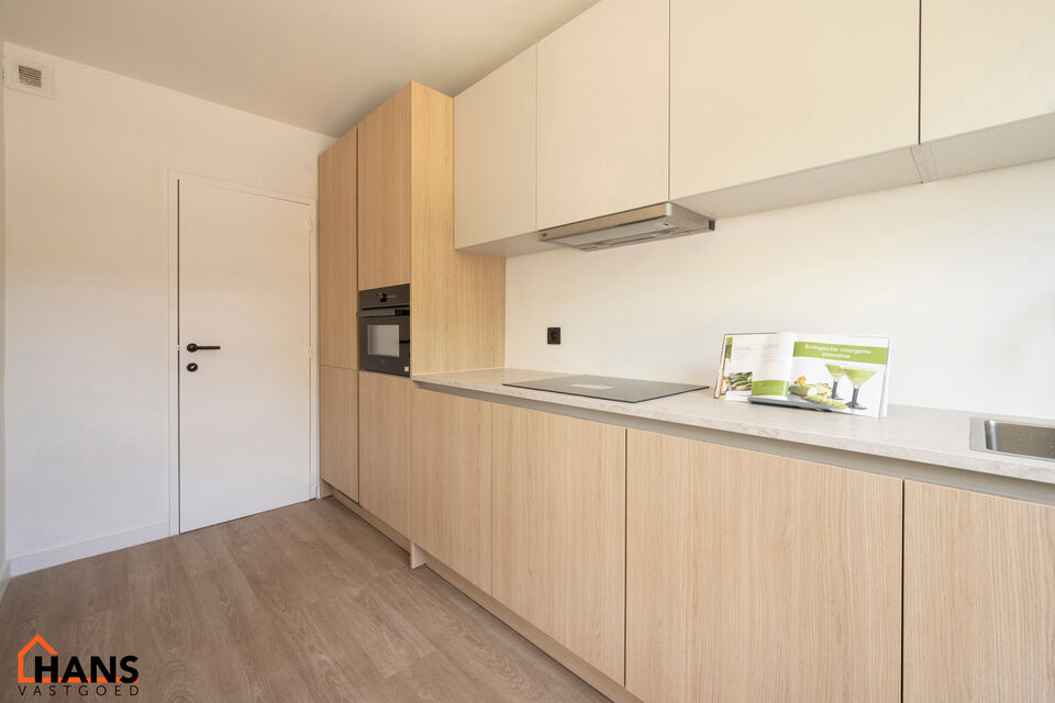 Inkomhal; apart toilet; leefruimte; keuken met kasten, kookplaat, dampkap, spoelbak, oven, koelkast/diepvries; berging; badkamer met douche in ligbad, wastafel in meubel en spiegelkast; 2 slaapkamers waarvan de kleinste toegang verschaft naar het achterli