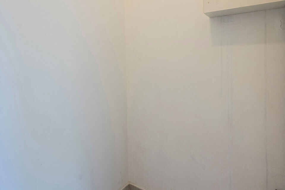 Inkomhal; apart toilet; leefruimte; keuken met kasten, kookplaat, dampkap, spoelbak, oven, koelkast/diepvries; berging; badkamer met douche in ligbad, wastafel in meubel en spiegelkast; 2 slaapkamers waarvan de kleinste toegang verschaft naar het achterli