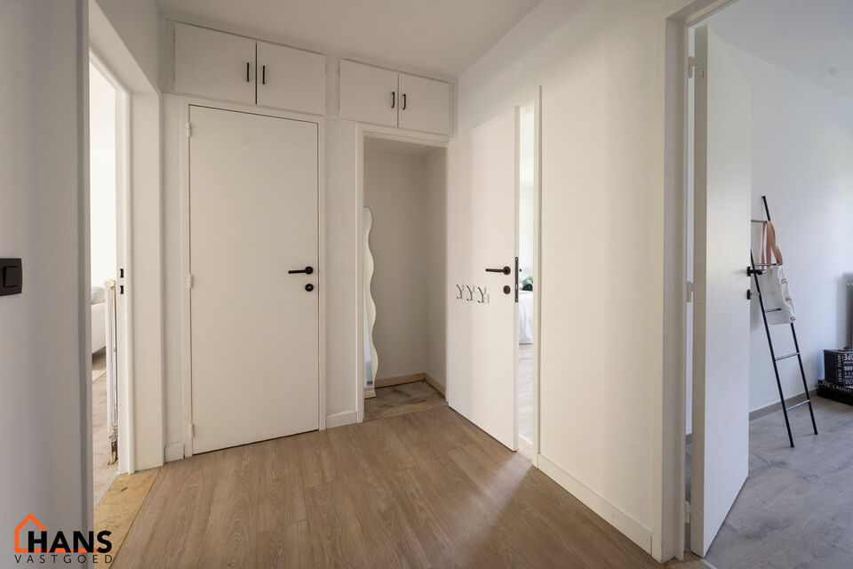 Inkomhal; apart toilet; leefruimte; keuken met kasten, kookplaat, dampkap, spoelbak, oven, koelkast/diepvries; berging; badkamer met douche in ligbad, wastafel in meubel en spiegelkast; 2 slaapkamers waarvan de kleinste toegang verschaft naar het achterli