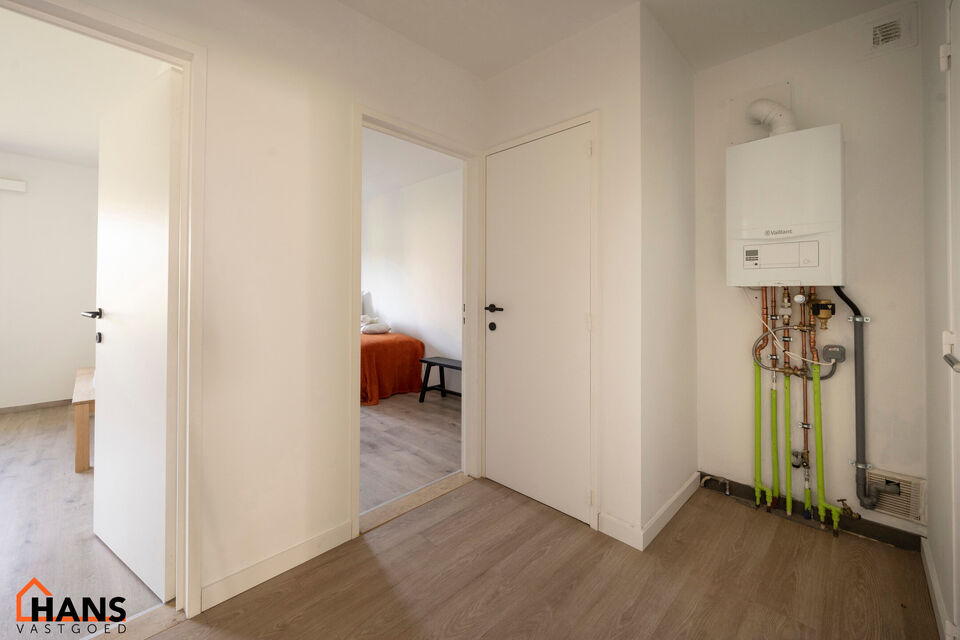 Inkomhal; apart toilet; leefruimte; keuken met kasten, kookplaat, dampkap, spoelbak, oven, koelkast/diepvries; berging; badkamer met douche in ligbad, wastafel in meubel en spiegelkast; 2 slaapkamers waarvan de kleinste toegang verschaft naar het achterli