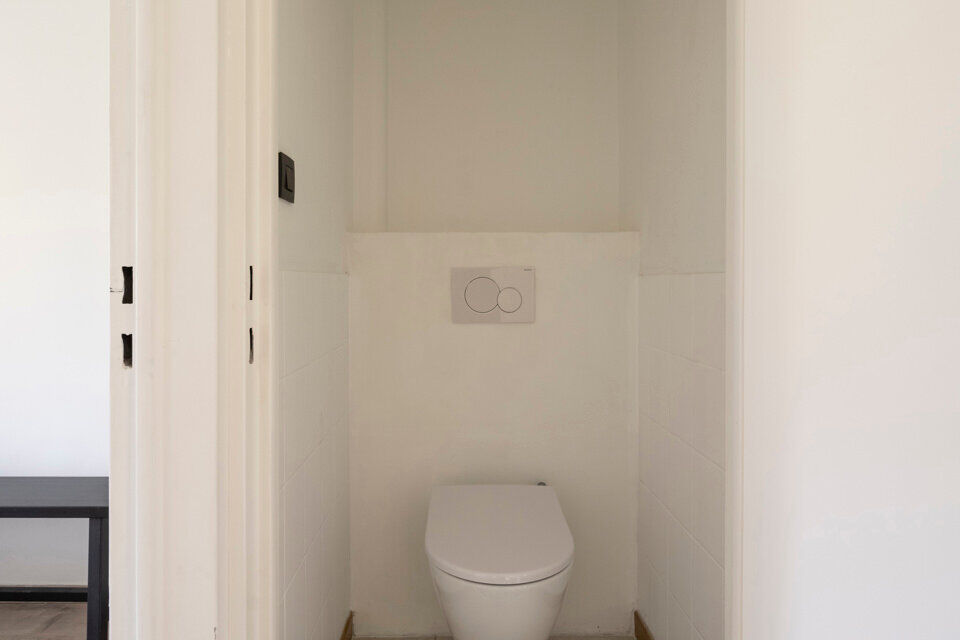 Inkomhal; apart toilet; leefruimte; keuken met kasten, kookplaat, dampkap, spoelbak, oven, koelkast/diepvries; berging; badkamer met douche in ligbad, wastafel in meubel en spiegelkast; 2 slaapkamers waarvan de kleinste toegang verschaft naar het achterli