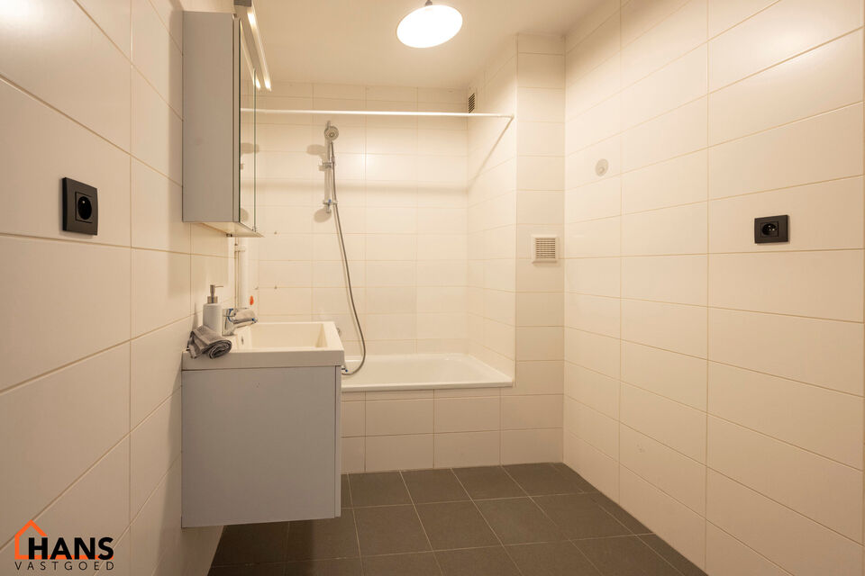 Inkomhal; apart toilet; leefruimte; keuken met kasten, kookplaat, dampkap, spoelbak, oven, koelkast/diepvries; berging; badkamer met douche in ligbad, wastafel in meubel en spiegelkast; 2 slaapkamers waarvan de kleinste toegang verschaft naar het achterli
