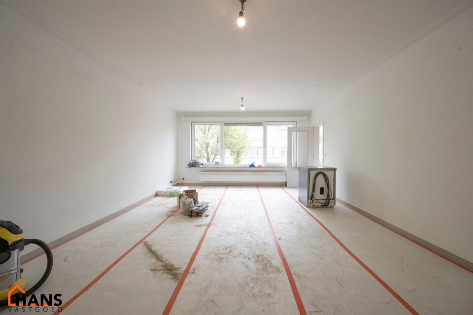 Gerenoveerd appartement op de 1ste verdieping, zonder lift.

Inkomhal; apart toilet; leefruimte; deels ge&iuml;nstalleerde keuken; badkamer met inloopdouche, wastafel in meubel, spiegelkast en handdoekdroger; 2 slaapkamers, waarvan de hoofdslaapkamer toegang 