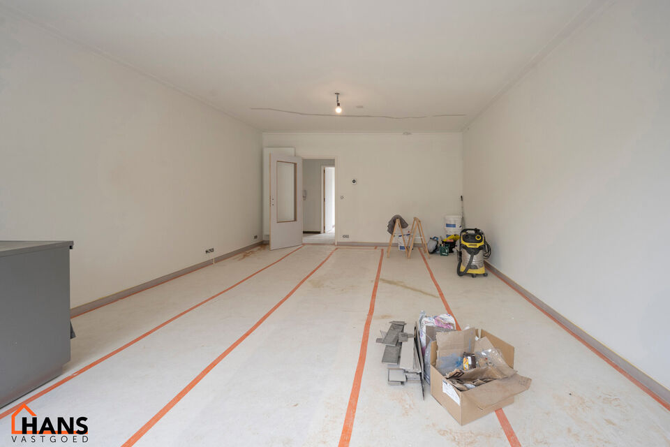 Gerenoveerd appartement op de 1ste verdieping, zonder lift.

Inkomhal; apart toilet; leefruimte; deels ge&iuml;nstalleerde keuken; badkamer met inloopdouche, wastafel in meubel, spiegelkast en handdoekdroger; 2 slaapkamers, waarvan de hoofdslaapkamer toegang 