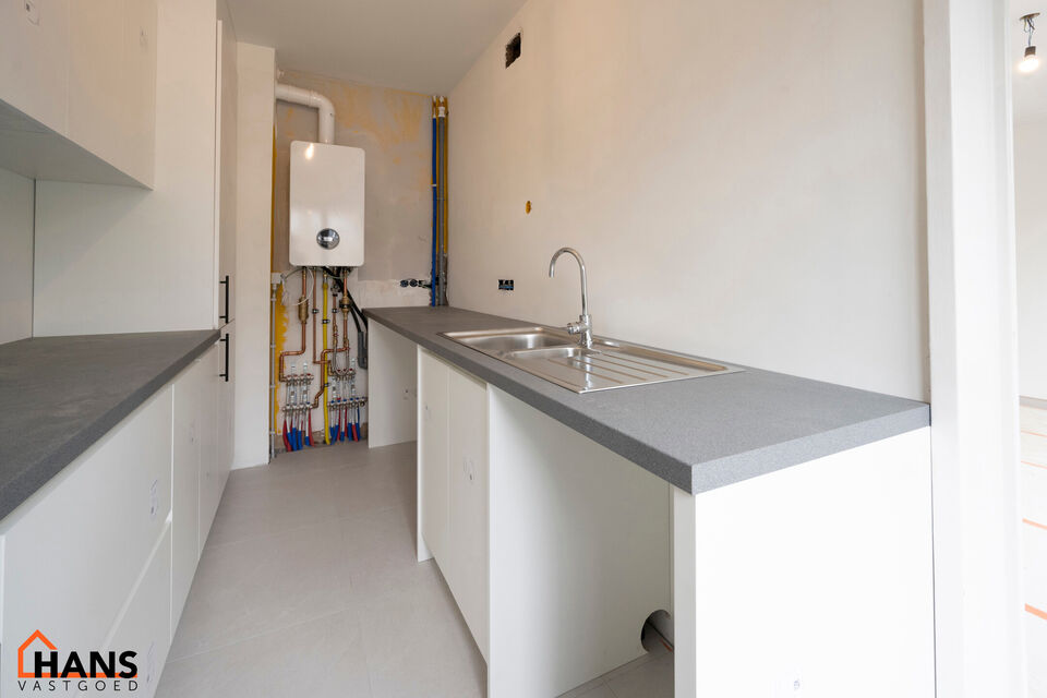 Gerenoveerd appartement op de 1ste verdieping, zonder lift.

Inkomhal; apart toilet; leefruimte; deels ge&iuml;nstalleerde keuken; badkamer met inloopdouche, wastafel in meubel, spiegelkast en handdoekdroger; 2 slaapkamers, waarvan de hoofdslaapkamer toegang 