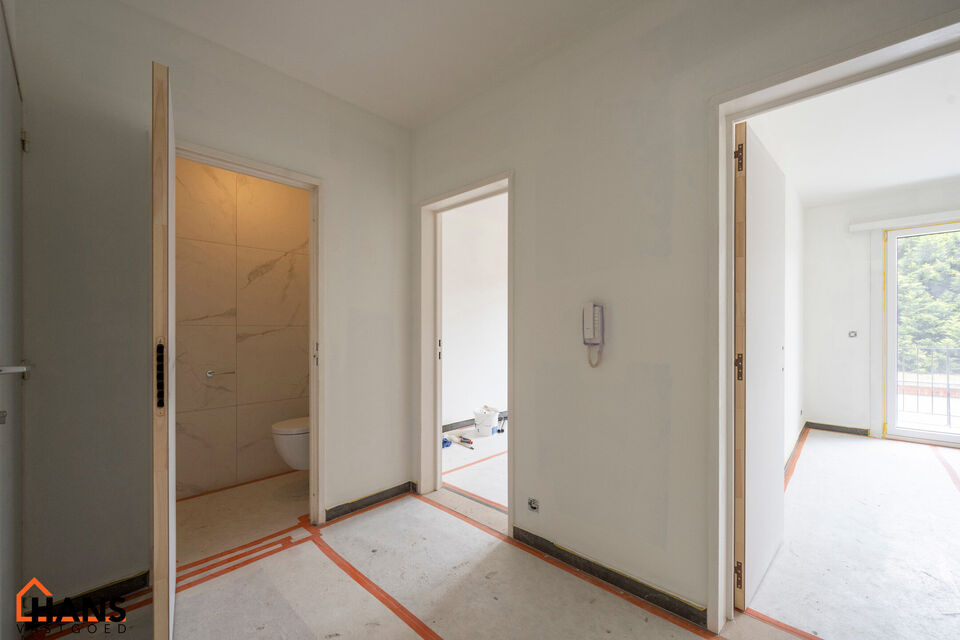 Gerenoveerd appartement op de 1ste verdieping, zonder lift.

Inkomhal; apart toilet; leefruimte; deels ge&iuml;nstalleerde keuken; badkamer met inloopdouche, wastafel in meubel, spiegelkast en handdoekdroger; 2 slaapkamers, waarvan de hoofdslaapkamer toegang 