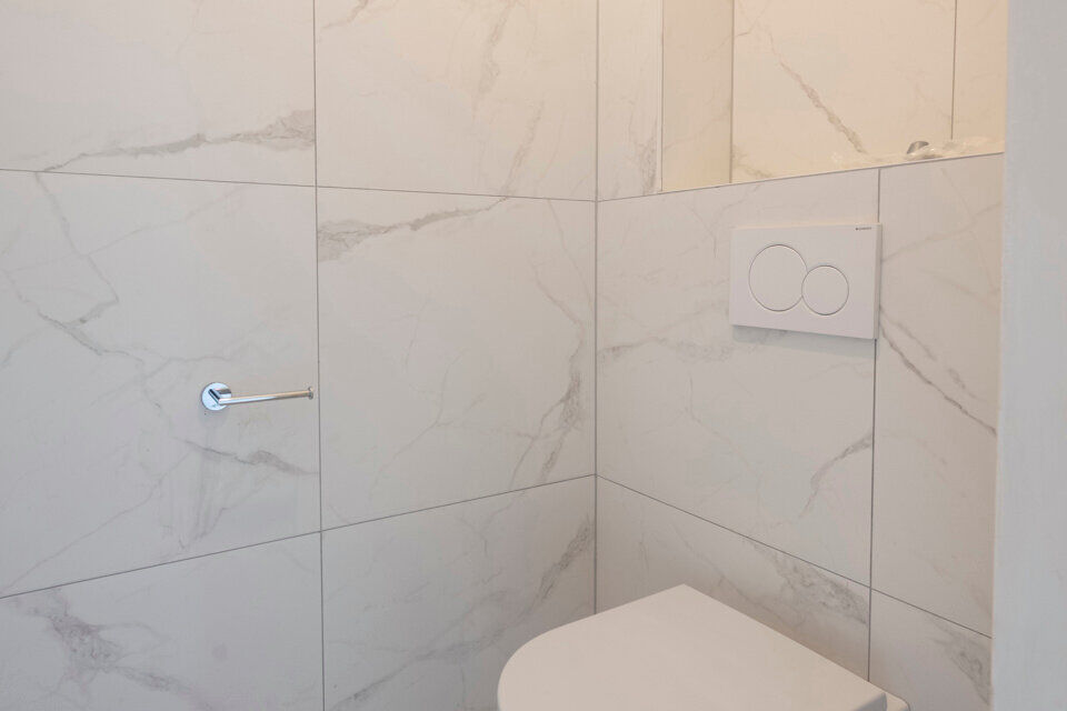Gerenoveerd appartement op de 1ste verdieping, zonder lift.

Inkomhal; apart toilet; leefruimte; deels ge&iuml;nstalleerde keuken; badkamer met inloopdouche, wastafel in meubel, spiegelkast en handdoekdroger; 2 slaapkamers, waarvan de hoofdslaapkamer toegang 