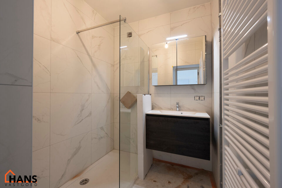 Gerenoveerd appartement op de 1ste verdieping, zonder lift.

Inkomhal; apart toilet; leefruimte; deels ge&iuml;nstalleerde keuken; badkamer met inloopdouche, wastafel in meubel, spiegelkast en handdoekdroger; 2 slaapkamers, waarvan de hoofdslaapkamer toegang 