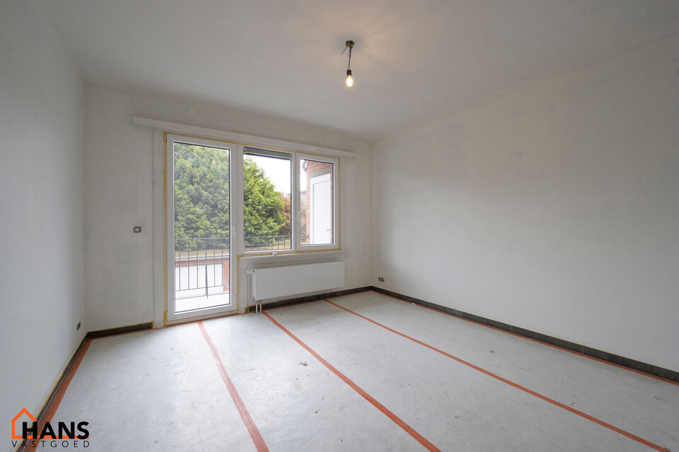 Gerenoveerd appartement op de 1ste verdieping, zonder lift.

Inkomhal; apart toilet; leefruimte; deels ge&iuml;nstalleerde keuken; badkamer met inloopdouche, wastafel in meubel, spiegelkast en handdoekdroger; 2 slaapkamers, waarvan de hoofdslaapkamer toegang 