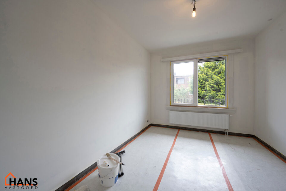 Gerenoveerd appartement op de 1ste verdieping, zonder lift.

Inkomhal; apart toilet; leefruimte; deels ge&iuml;nstalleerde keuken; badkamer met inloopdouche, wastafel in meubel, spiegelkast en handdoekdroger; 2 slaapkamers, waarvan de hoofdslaapkamer toegang 
