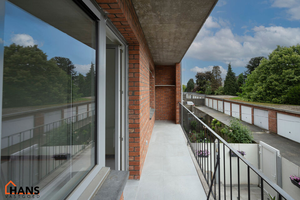 Gerenoveerd appartement op de 1ste verdieping, zonder lift.

Inkomhal; apart toilet; leefruimte; deels ge&iuml;nstalleerde keuken; badkamer met inloopdouche, wastafel in meubel, spiegelkast en handdoekdroger; 2 slaapkamers, waarvan de hoofdslaapkamer toegang 