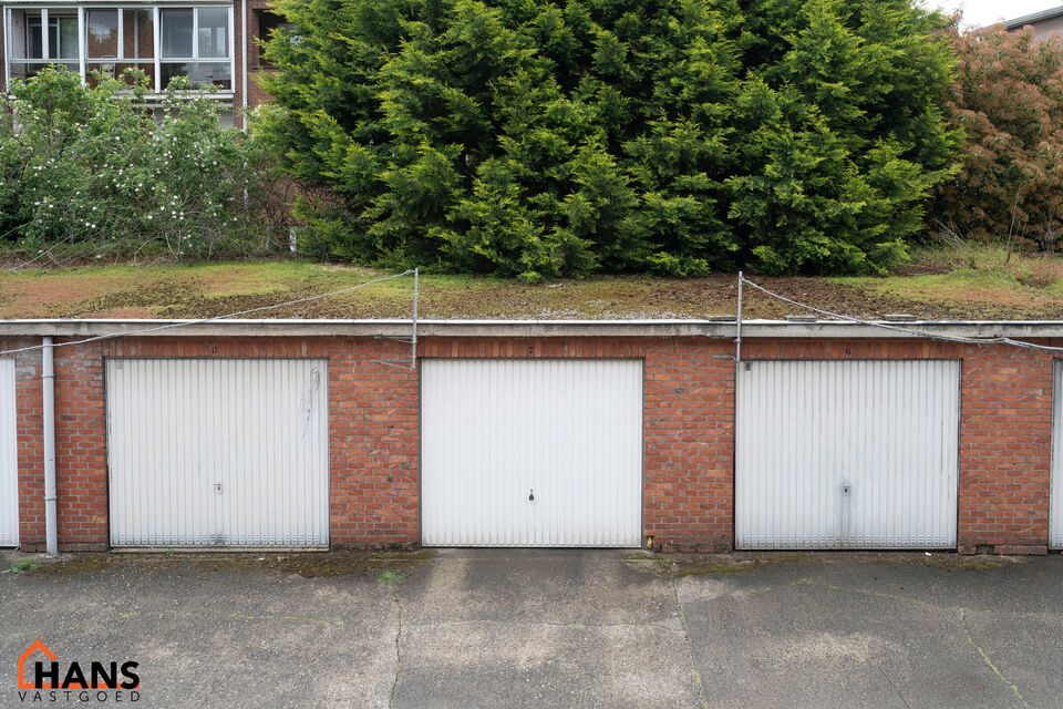 Gerenoveerd appartement op de 1ste verdieping, zonder lift.

Inkomhal; apart toilet; leefruimte; deels ge&iuml;nstalleerde keuken; badkamer met inloopdouche, wastafel in meubel, spiegelkast en handdoekdroger; 2 slaapkamers, waarvan de hoofdslaapkamer toegang 