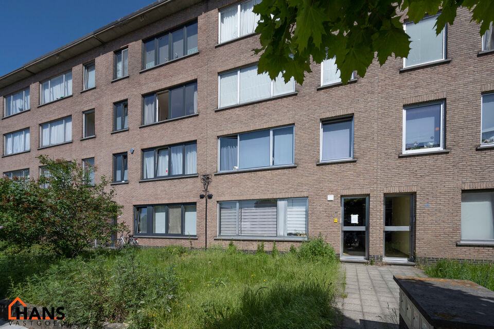 Dit appartement is gelegen op de 2de verdieping (zonder lift).
De indeling is als volgt: inkomhal met vestiairekast; apart toilet; leefruimte; keuken met kasten, kookplaat, dampkap, oven en ruimte voor een eigen vaatwasser en koelkast/diepvries; berging m