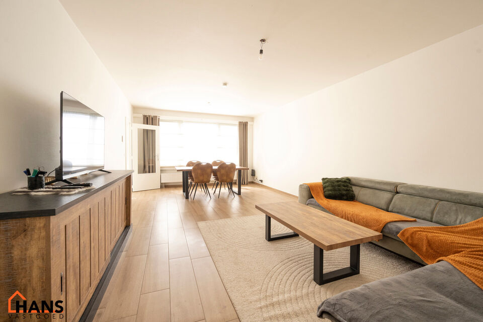Dit appartement is gelegen op de 2de verdieping (zonder lift).
De indeling is als volgt: inkomhal met vestiairekast; apart toilet; leefruimte; keuken met kasten, kookplaat, dampkap, oven en ruimte voor een eigen vaatwasser en koelkast/diepvries; berging m