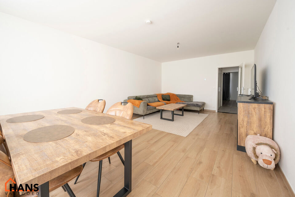 Dit appartement is gelegen op de 2de verdieping (zonder lift).
De indeling is als volgt: inkomhal met vestiairekast; apart toilet; leefruimte; keuken met kasten, kookplaat, dampkap, oven en ruimte voor een eigen vaatwasser en koelkast/diepvries; berging m