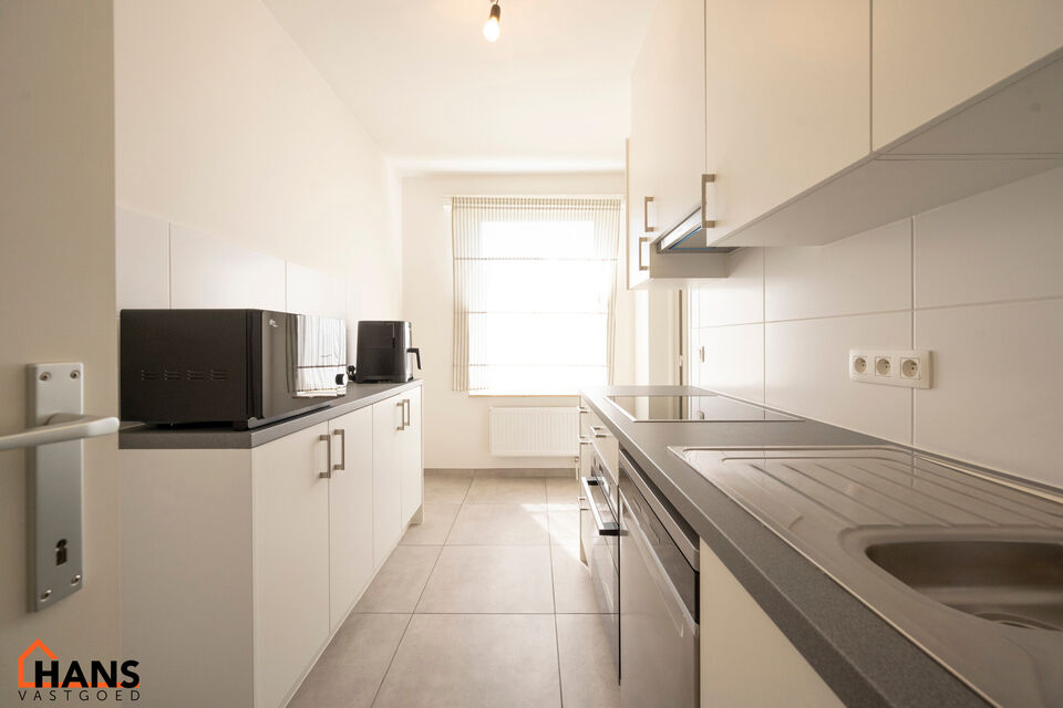 Dit appartement is gelegen op de 2de verdieping (zonder lift).
De indeling is als volgt: inkomhal met vestiairekast; apart toilet; leefruimte; keuken met kasten, kookplaat, dampkap, oven en ruimte voor een eigen vaatwasser en koelkast/diepvries; berging m