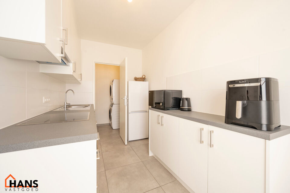 Dit appartement is gelegen op de 2de verdieping (zonder lift).
De indeling is als volgt: inkomhal met vestiairekast; apart toilet; leefruimte; keuken met kasten, kookplaat, dampkap, oven en ruimte voor een eigen vaatwasser en koelkast/diepvries; berging m