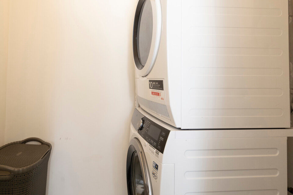 Dit appartement is gelegen op de 2de verdieping (zonder lift).
De indeling is als volgt: inkomhal met vestiairekast; apart toilet; leefruimte; keuken met kasten, kookplaat, dampkap, oven en ruimte voor een eigen vaatwasser en koelkast/diepvries; berging m