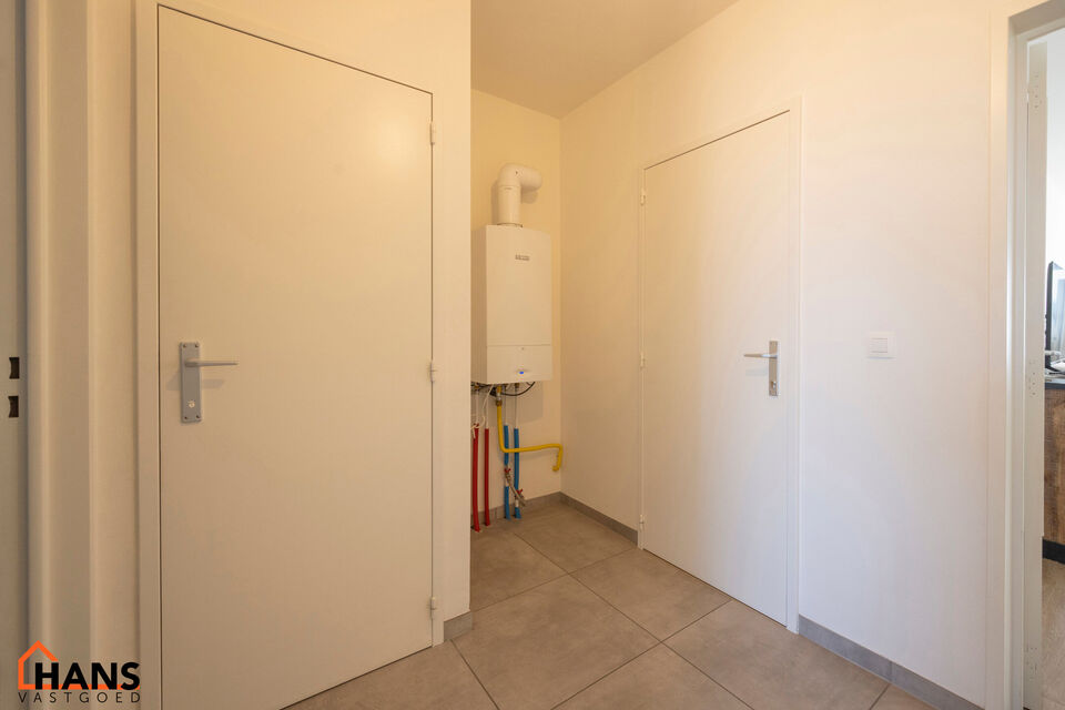 Dit appartement is gelegen op de 2de verdieping (zonder lift).
De indeling is als volgt: inkomhal met vestiairekast; apart toilet; leefruimte; keuken met kasten, kookplaat, dampkap, oven en ruimte voor een eigen vaatwasser en koelkast/diepvries; berging m