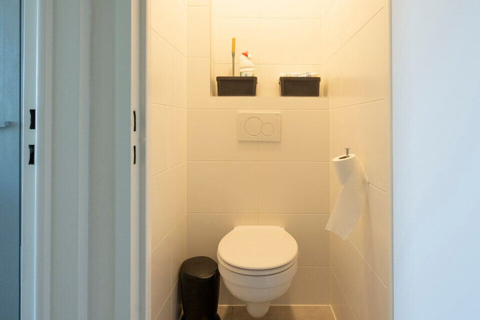 Dit appartement is gelegen op de 2de verdieping (zonder lift).
De indeling is als volgt: inkomhal met vestiairekast; apart toilet; leefruimte; keuken met kasten, kookplaat, dampkap, oven en ruimte voor een eigen vaatwasser en koelkast/diepvries; berging m