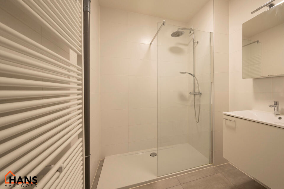 Dit appartement is gelegen op de 2de verdieping (zonder lift).
De indeling is als volgt: inkomhal met vestiairekast; apart toilet; leefruimte; keuken met kasten, kookplaat, dampkap, oven en ruimte voor een eigen vaatwasser en koelkast/diepvries; berging m