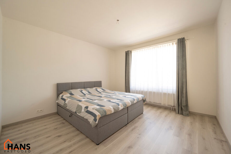 Dit appartement is gelegen op de 2de verdieping (zonder lift).
De indeling is als volgt: inkomhal met vestiairekast; apart toilet; leefruimte; keuken met kasten, kookplaat, dampkap, oven en ruimte voor een eigen vaatwasser en koelkast/diepvries; berging m
