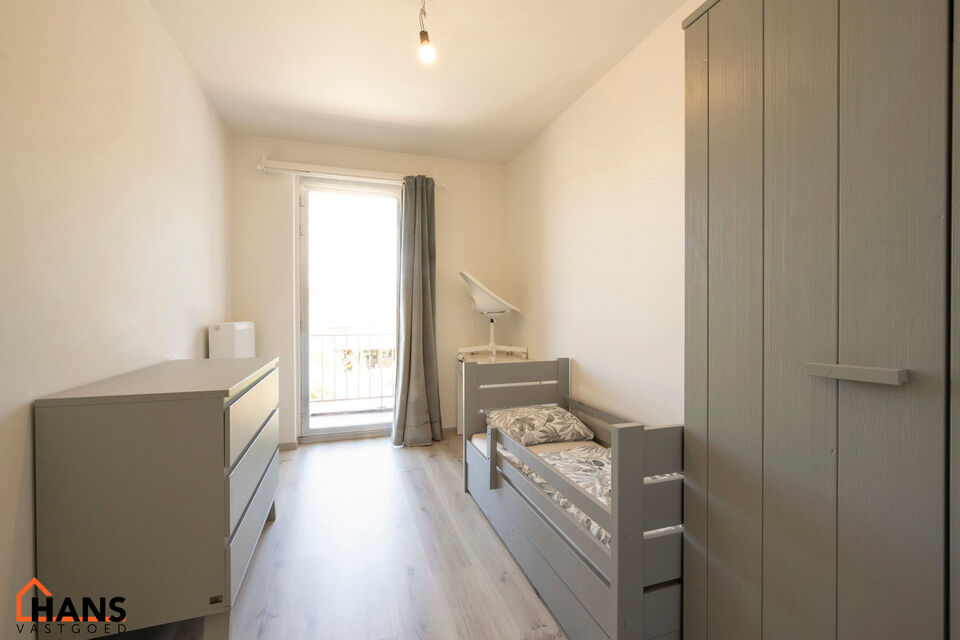 Dit appartement is gelegen op de 2de verdieping (zonder lift).
De indeling is als volgt: inkomhal met vestiairekast; apart toilet; leefruimte; keuken met kasten, kookplaat, dampkap, oven en ruimte voor een eigen vaatwasser en koelkast/diepvries; berging m