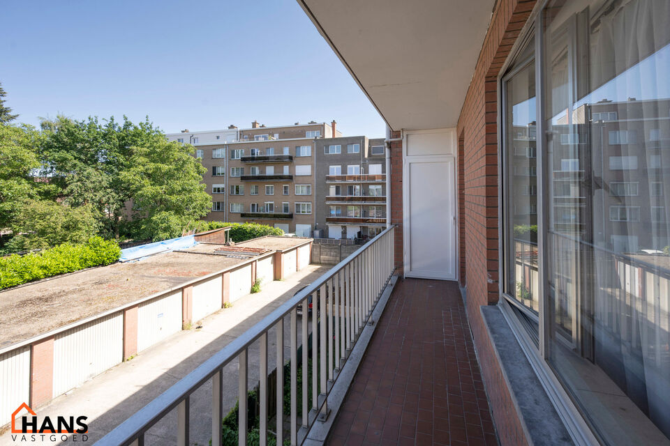 Dit appartement is gelegen op de 2de verdieping (zonder lift).
De indeling is als volgt: inkomhal met vestiairekast; apart toilet; leefruimte; keuken met kasten, kookplaat, dampkap, oven en ruimte voor een eigen vaatwasser en koelkast/diepvries; berging m