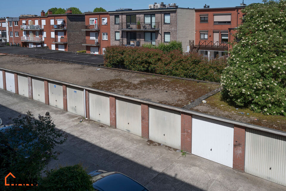 Dit appartement is gelegen op de 2de verdieping (zonder lift).
De indeling is als volgt: inkomhal met vestiairekast; apart toilet; leefruimte; keuken met kasten, kookplaat, dampkap, oven en ruimte voor een eigen vaatwasser en koelkast/diepvries; berging m