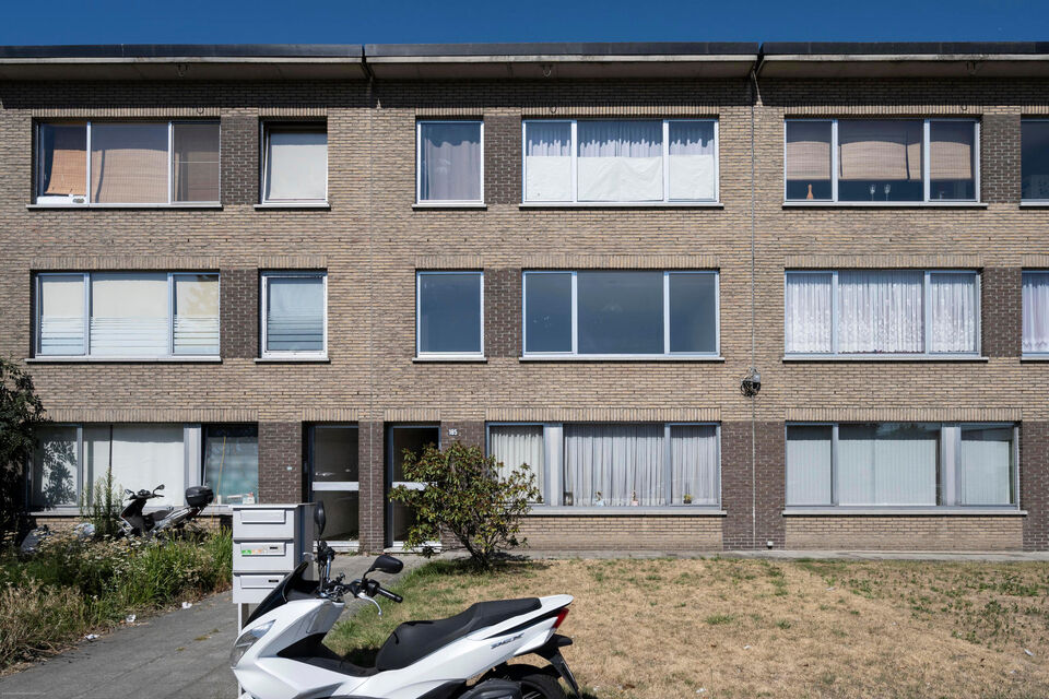 Dit opgefrist appartement is centraal gelegen te Borsbeek. Het bevindt zich op de eerste verdieping en omvat een inkomhal, vestiairekast, apart toilet, ingerichte badkamer met bad en wastafel, 2 slaapkamers waarvan 1 toegang geeft tot het terras achteraan