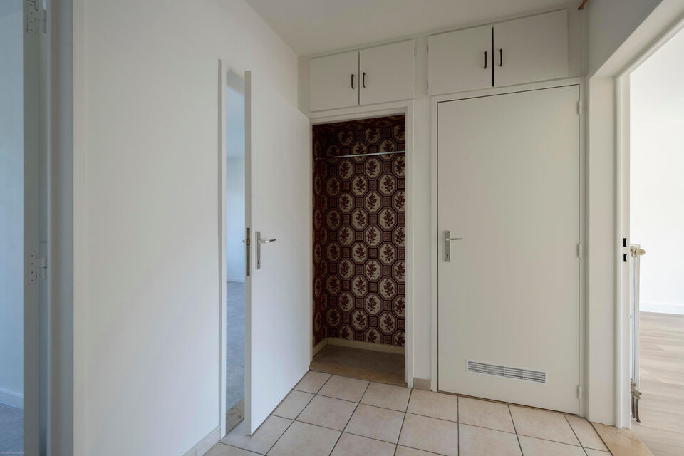 Dit opgefrist appartement is centraal gelegen te Borsbeek. Het bevindt zich op de eerste verdieping en omvat een inkomhal, vestiairekast, apart toilet, ingerichte badkamer met bad en wastafel, 2 slaapkamers waarvan 1 toegang geeft tot het terras achteraan