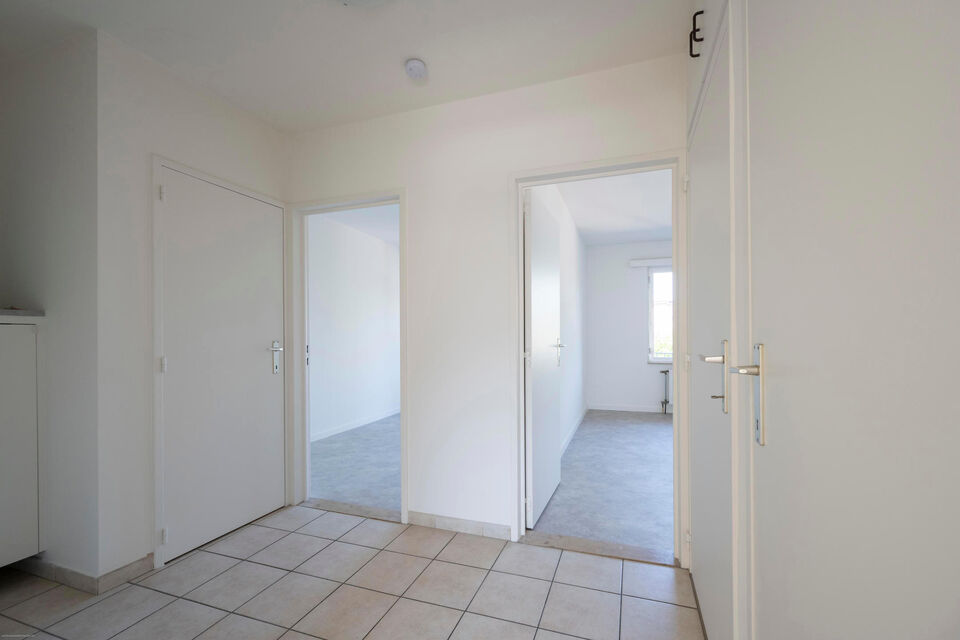 Dit opgefrist appartement is centraal gelegen te Borsbeek. Het bevindt zich op de eerste verdieping en omvat een inkomhal, vestiairekast, apart toilet, ingerichte badkamer met bad en wastafel, 2 slaapkamers waarvan 1 toegang geeft tot het terras achteraan
