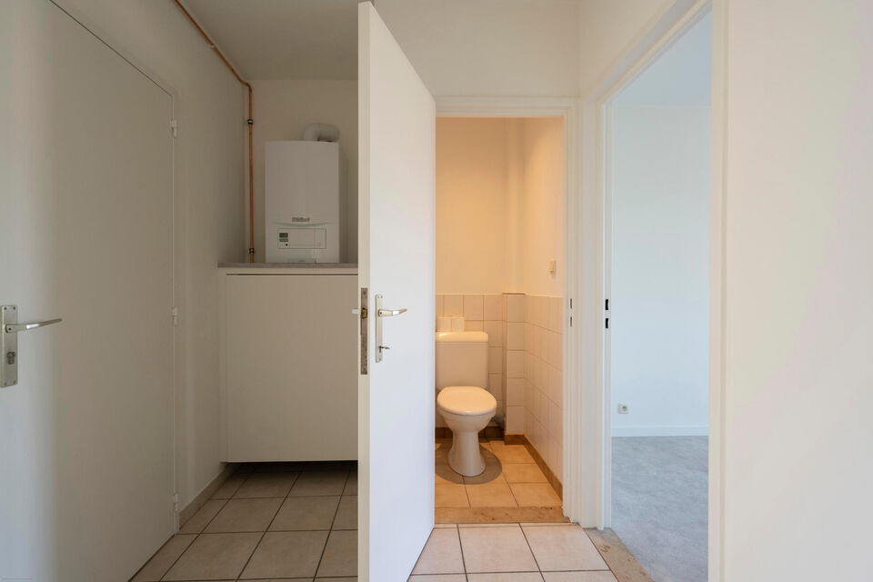 Dit opgefrist appartement is centraal gelegen te Borsbeek. Het bevindt zich op de eerste verdieping en omvat een inkomhal, vestiairekast, apart toilet, ingerichte badkamer met bad en wastafel, 2 slaapkamers waarvan 1 toegang geeft tot het terras achteraan
