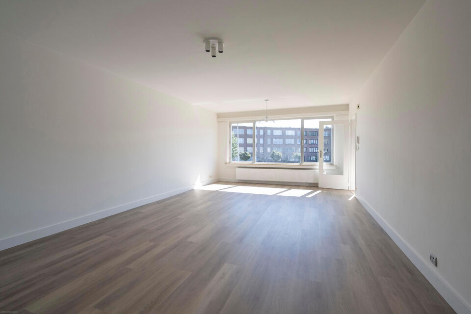 Dit opgefrist appartement is centraal gelegen te Borsbeek. Het bevindt zich op de eerste verdieping en omvat een inkomhal, vestiairekast, apart toilet, ingerichte badkamer met bad en wastafel, 2 slaapkamers waarvan 1 toegang geeft tot het terras achteraan