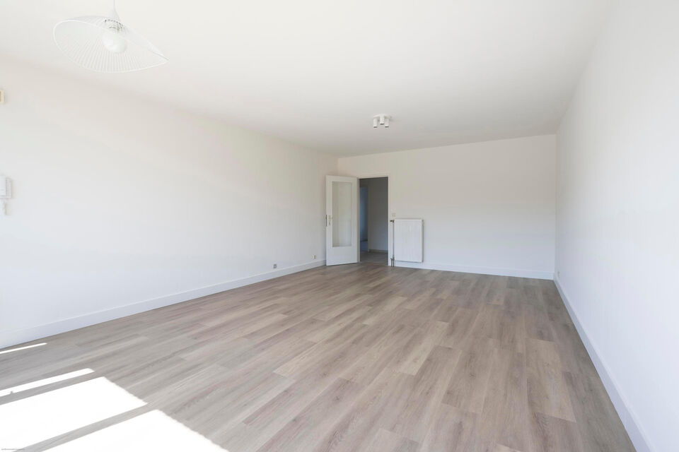 Dit opgefrist appartement is centraal gelegen te Borsbeek. Het bevindt zich op de eerste verdieping en omvat een inkomhal, vestiairekast, apart toilet, ingerichte badkamer met bad en wastafel, 2 slaapkamers waarvan 1 toegang geeft tot het terras achteraan