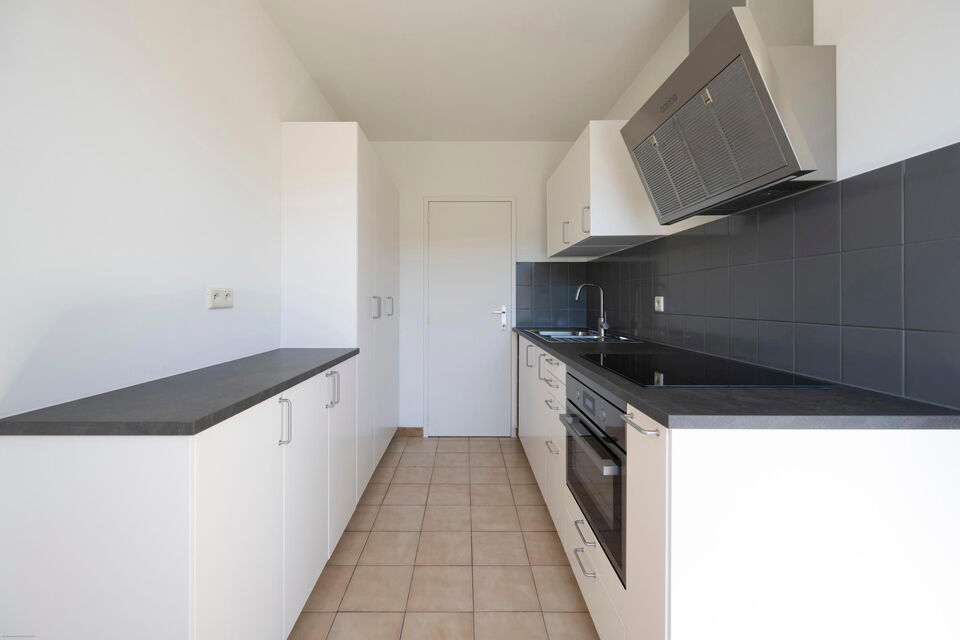 Dit opgefrist appartement is centraal gelegen te Borsbeek. Het bevindt zich op de eerste verdieping en omvat een inkomhal, vestiairekast, apart toilet, ingerichte badkamer met bad en wastafel, 2 slaapkamers waarvan 1 toegang geeft tot het terras achteraan