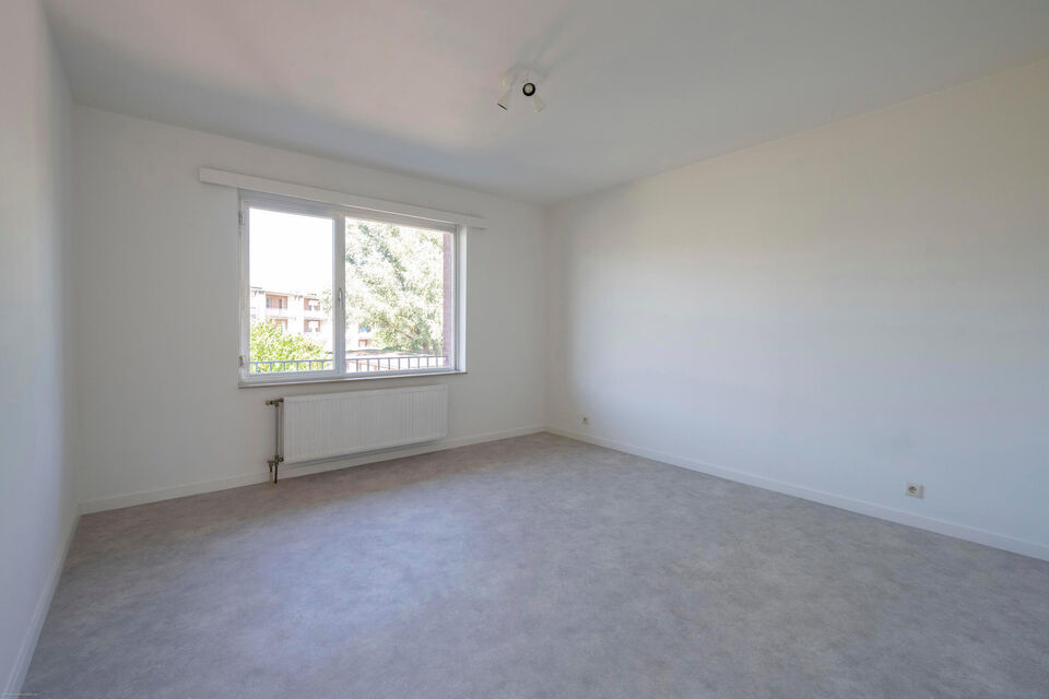 Dit opgefrist appartement is centraal gelegen te Borsbeek. Het bevindt zich op de eerste verdieping en omvat een inkomhal, vestiairekast, apart toilet, ingerichte badkamer met bad en wastafel, 2 slaapkamers waarvan 1 toegang geeft tot het terras achteraan