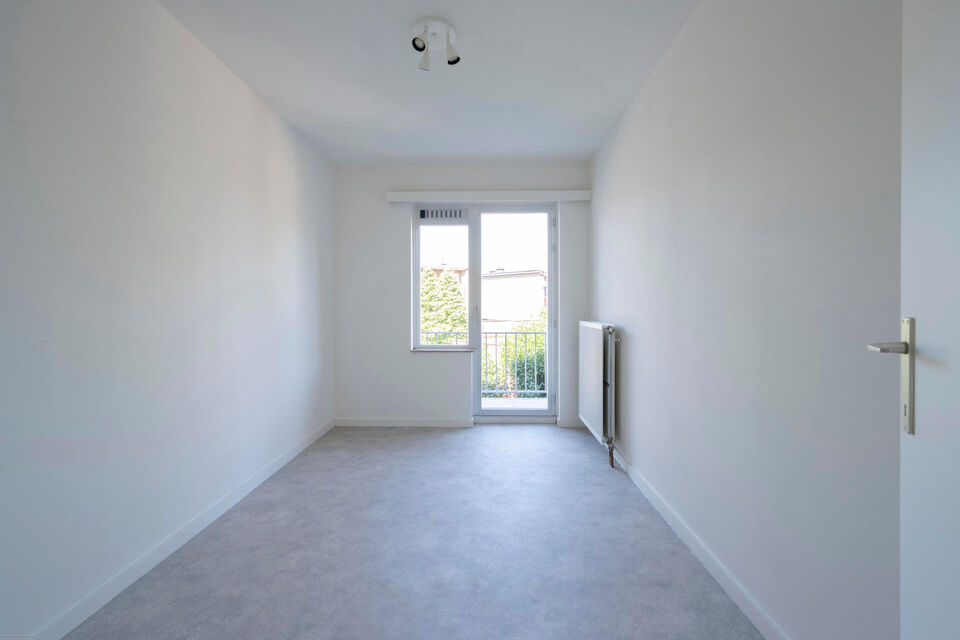 Dit opgefrist appartement is centraal gelegen te Borsbeek. Het bevindt zich op de eerste verdieping en omvat een inkomhal, vestiairekast, apart toilet, ingerichte badkamer met bad en wastafel, 2 slaapkamers waarvan 1 toegang geeft tot het terras achteraan