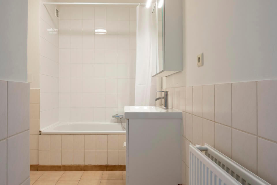 Dit opgefrist appartement is centraal gelegen te Borsbeek. Het bevindt zich op de eerste verdieping en omvat een inkomhal, vestiairekast, apart toilet, ingerichte badkamer met bad en wastafel, 2 slaapkamers waarvan 1 toegang geeft tot het terras achteraan