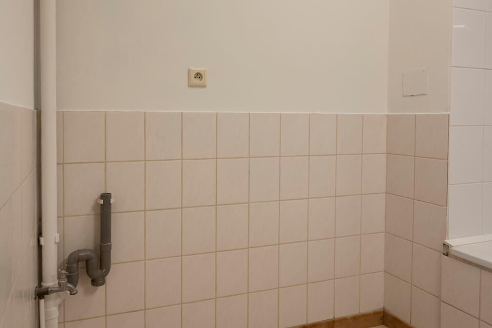 Dit opgefrist appartement is centraal gelegen te Borsbeek. Het bevindt zich op de eerste verdieping en omvat een inkomhal, vestiairekast, apart toilet, ingerichte badkamer met bad en wastafel, 2 slaapkamers waarvan 1 toegang geeft tot het terras achteraan