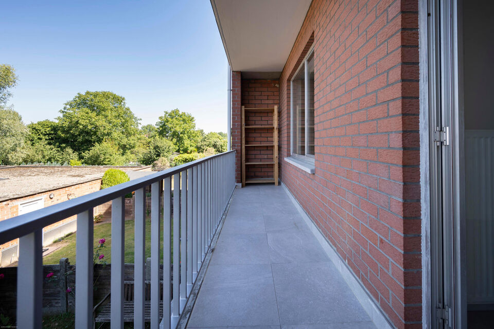 Dit opgefrist appartement is centraal gelegen te Borsbeek. Het bevindt zich op de eerste verdieping en omvat een inkomhal, vestiairekast, apart toilet, ingerichte badkamer met bad en wastafel, 2 slaapkamers waarvan 1 toegang geeft tot het terras achteraan