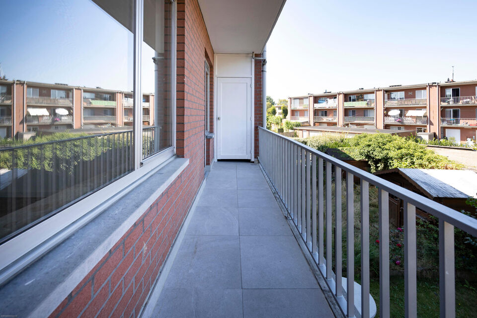 Dit opgefrist appartement is centraal gelegen te Borsbeek. Het bevindt zich op de eerste verdieping en omvat een inkomhal, vestiairekast, apart toilet, ingerichte badkamer met bad en wastafel, 2 slaapkamers waarvan 1 toegang geeft tot het terras achteraan